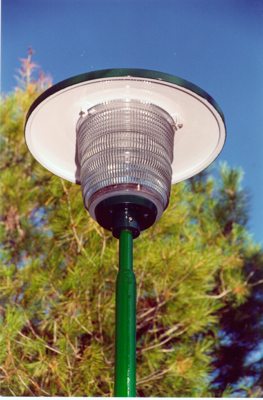 Farola BJC con refractor fresnel, equipada con una lámpara Thorn-EMI MB/U de 125 watios.  (fotografía en película)