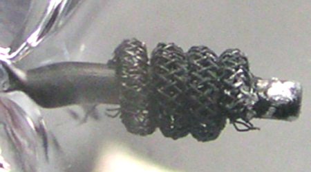 Detalle del electrodo, constituído por una malla de tungsteno arrollada en espiral.