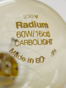Inscripción de la parte superior de la ampolla. Nótese la marca "16cd" alusiva al flujo luminoso en bujías o "candles".