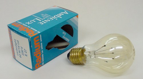 La Radium "Carbolight" junto a su vistosa caja de embalaje original.