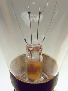 Electrodos y alambres de anclaje del filamento.
