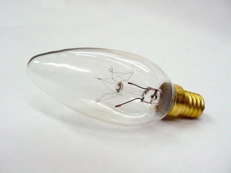 Vista completa de la lmpara de vela con filamento en zig-zag. 